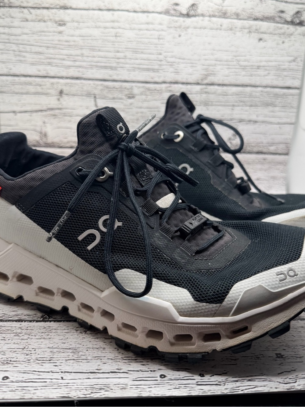 On Running Running women Cloudventure Trail Shoes - Black/White 7